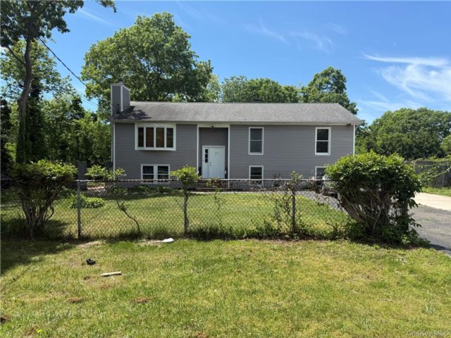  5 BR,  3.00 BTH &nbsp;Hi ranch style home in Mastic