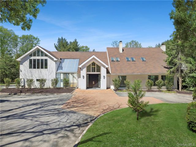  6 BR,  5.00 BTH &nbsp;Contemporary style home in Sands Point