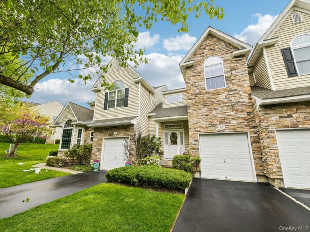  3 BR,  3.00 BTH &nbsp;Condo style home in Kings Park