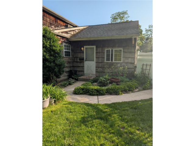  1 BR,  1.00 BTH &nbsp;Colonial style home in Hauppauge