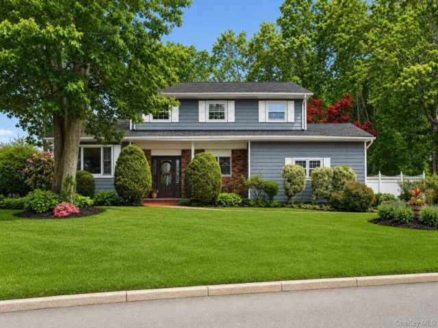  4 BR,  4.00 BTH &nbsp;Colonial style home in East Northport