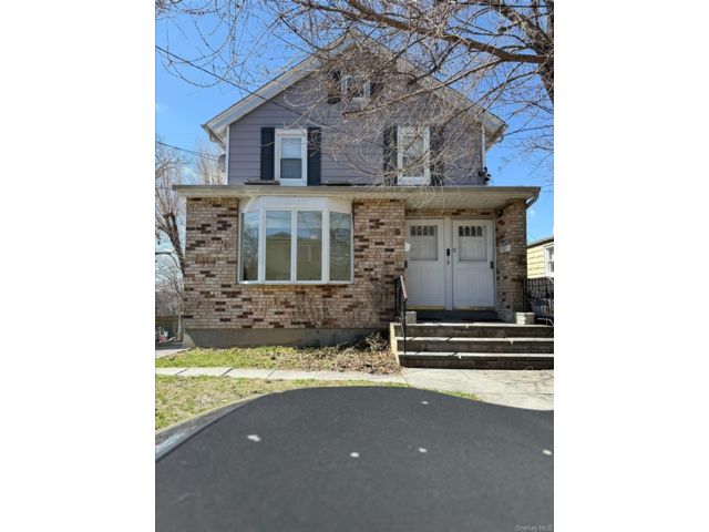  3 BR,  1.00 BTH &nbsp;Colonial style home in Glen Cove