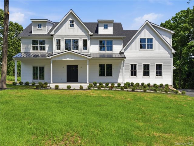  5 BR,  4.00 BTH &nbsp;Colonial style home in Somers