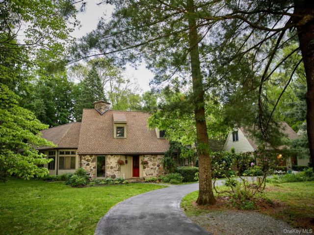  3 BR,  6.00 BTH &nbsp;Cape cod style home in New Paltz