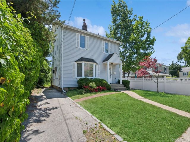  5 BR,  2.00 BTH &nbsp;Colonial style home in Malverne