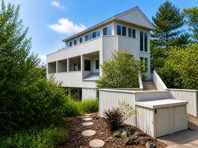  4 BR,  3.00 BTH &nbsp;Colonial style home in Saltaire