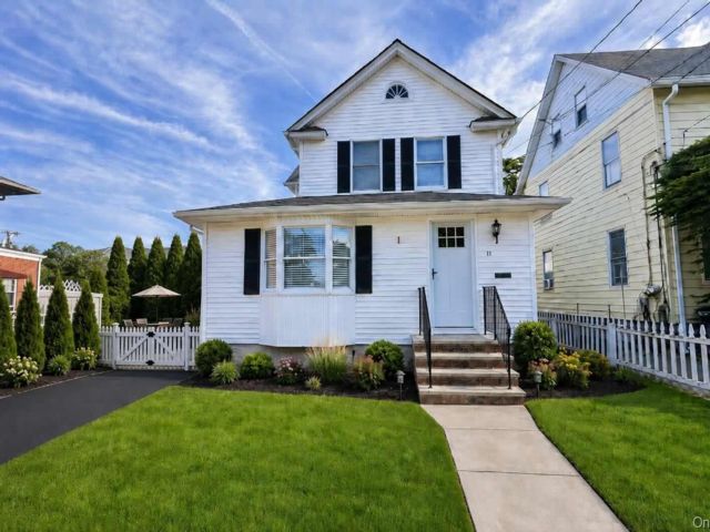  2 BR,  2.00 BTH &nbsp;Colonial style home in Oyster Bay