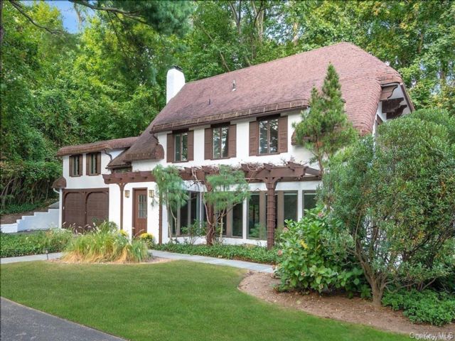  5 BR,  5.00 BTH &nbsp;Colonial style home in Sands Point