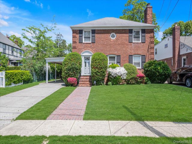  3 BR,  2.00 BTH &nbsp;Colonial style home in Lynbrook