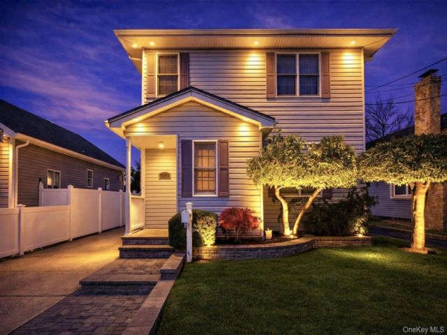  3 BR,  2.00 BTH &nbsp;Colonial style home in Oceanside