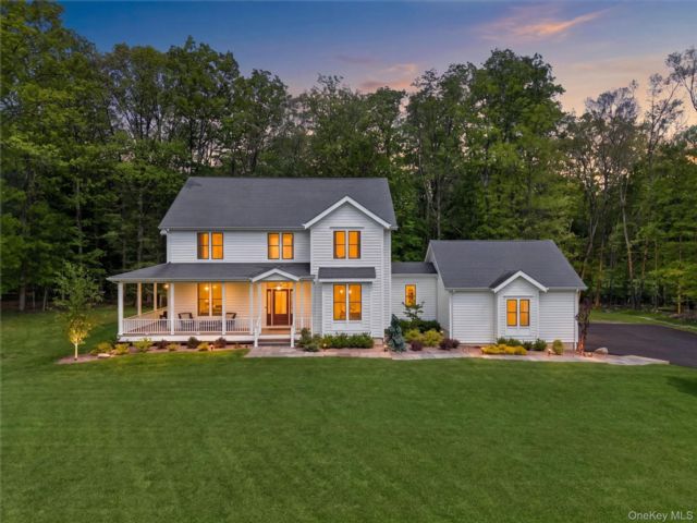  3 BR,  3.00 BTH &nbsp;Colonial style home in New Windsor