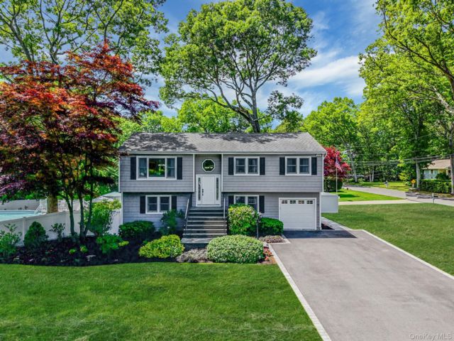  5 BR,  2.00 BTH &nbsp;Hi ranch style home in Smithtown