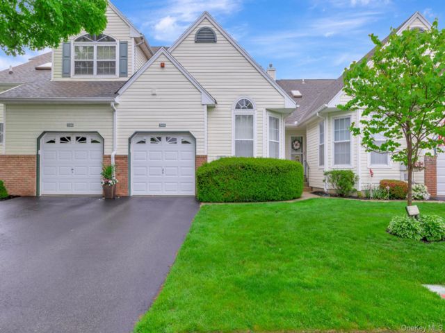  2 BR,  2.00 BTH &nbsp;Condo style home in Port Jefferson Station