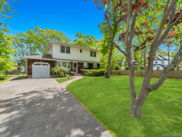  6 BR,  1.00 BTH &nbsp;Colonial style home in Patchogue