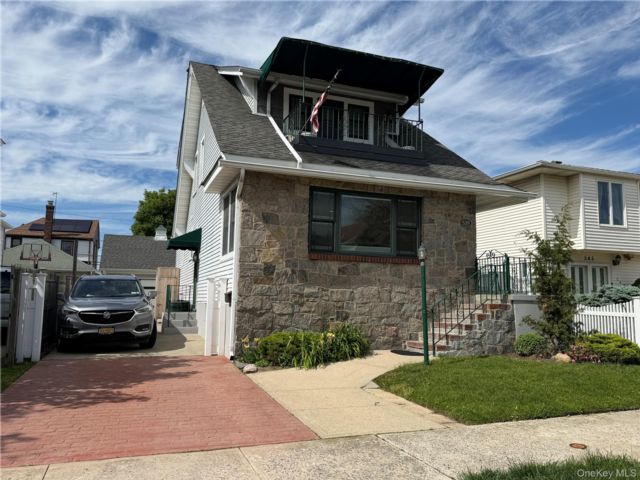  4 BR,  3.00 BTH &nbsp;Colonial style home in Long Beach