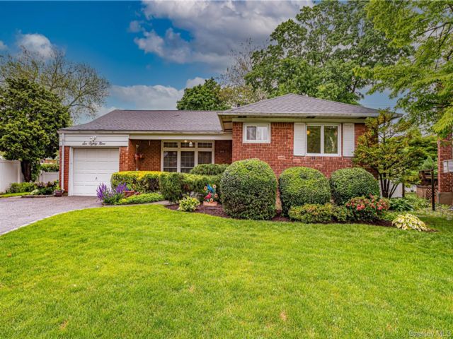  3 BR,  2.00 BTH &nbsp;Exp ranch style home in East Meadow