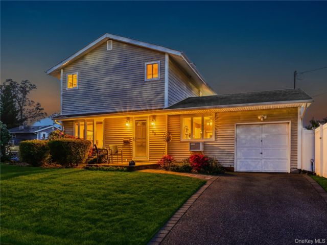  4 BR,  3.00 BTH &nbsp;Colonial style home in Plainview