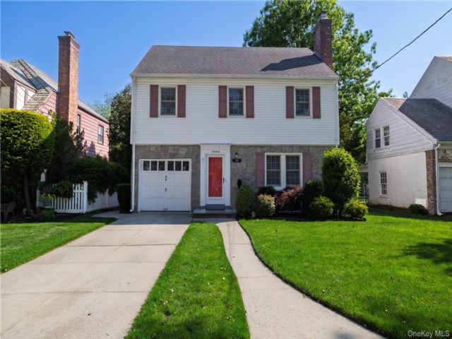  3 BR,  2.00 BTH &nbsp;Colonial style home in Malverne