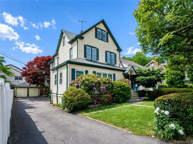  5 BR,  3.00 BTH &nbsp;Colonial style home in New Rochelle