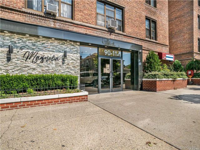  1 BR,  1.00 BTH &nbsp;Mid rise style home in Jackson Heights
