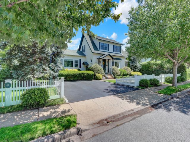  3 BR,  2.00 BTH &nbsp;Colonial style home in Merrick
