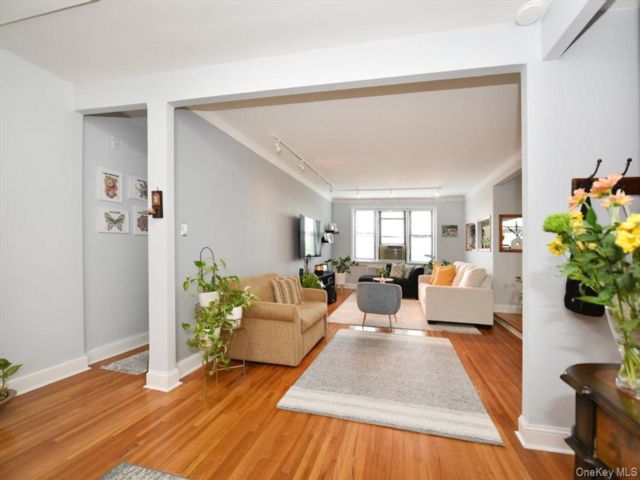  1 BR,  1.00 BTH &nbsp;Mid rise style home in Briarwood