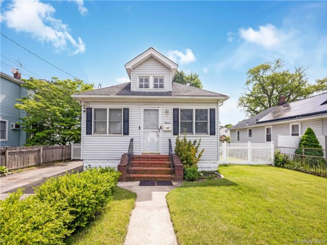  3 BR,  3.00 BTH &nbsp;Ranch style home in Farmingdale