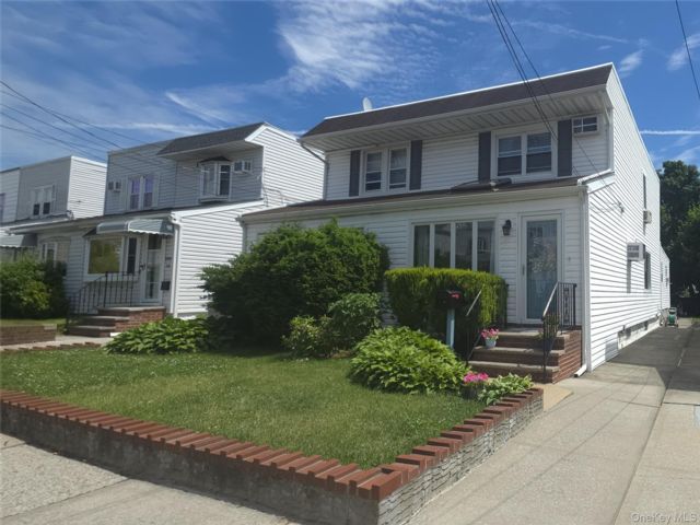  3 BR,  2.00 BTH &nbsp;Colonial style home in Bayside