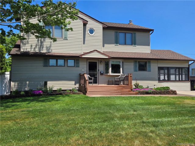  4 BR,  2.00 BTH &nbsp;Colonial style home in Islip