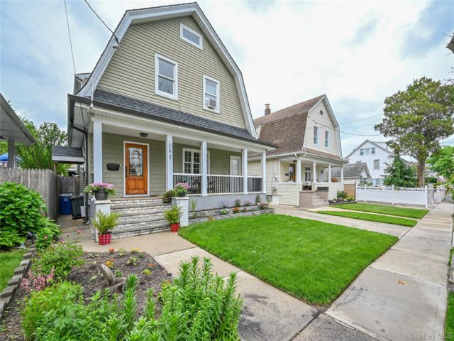  3 BR,  3.00 BTH &nbsp;Colonial style home in Queens Village