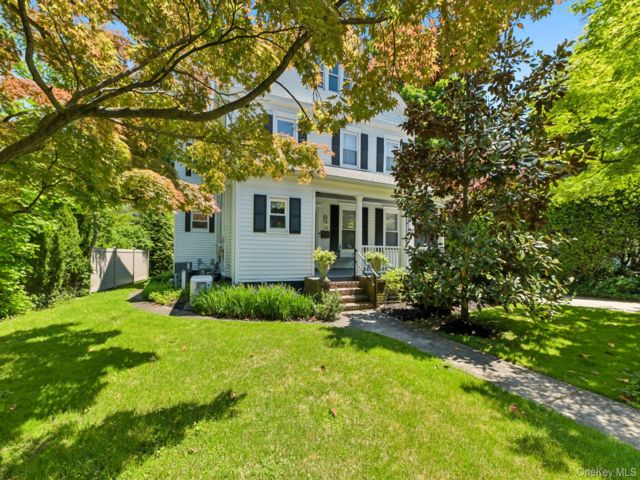  3 BR,  3.00 BTH &nbsp;Colonial style home in Huntington