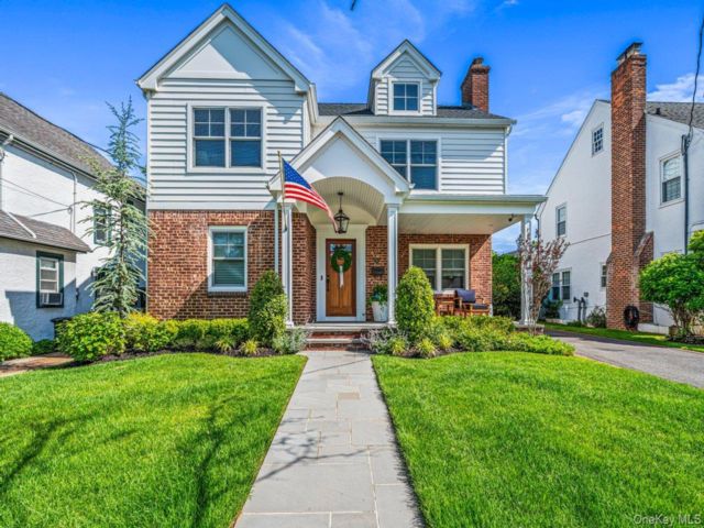  5 BR,  3.00 BTH &nbsp;Colonial style home in Rockville Centre