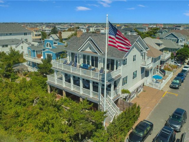  5 BR,  5.00 BTH &nbsp;Colonial style home in Long Beach