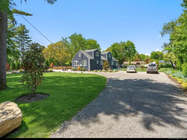  8 BR,  5.00 BTH &nbsp;House style home in Brentwood