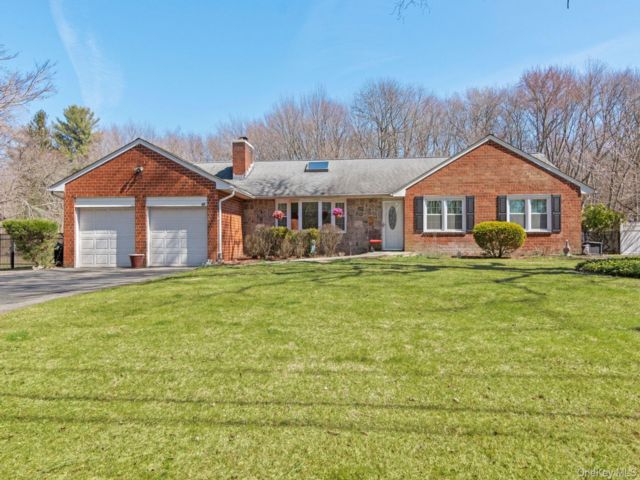  4 BR,  2.00 BTH &nbsp;Exp ranch style home in Hauppauge