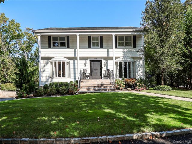  5 BR,  4.00 BTH &nbsp;Colonial style home in Roslyn