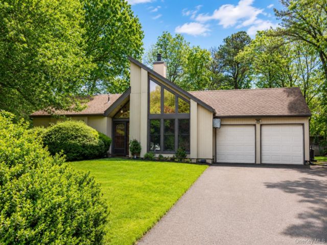  3 BR,  2.00 BTH &nbsp;A-frame style home in Mount Sinai