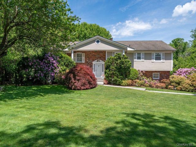  5 BR,  3.00 BTH &nbsp;Raised ranch style home in New Rochelle