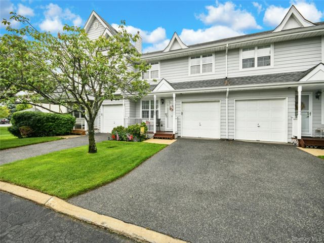 2 BR,  2.00 BTH &nbsp;Condo style home in Central Islip