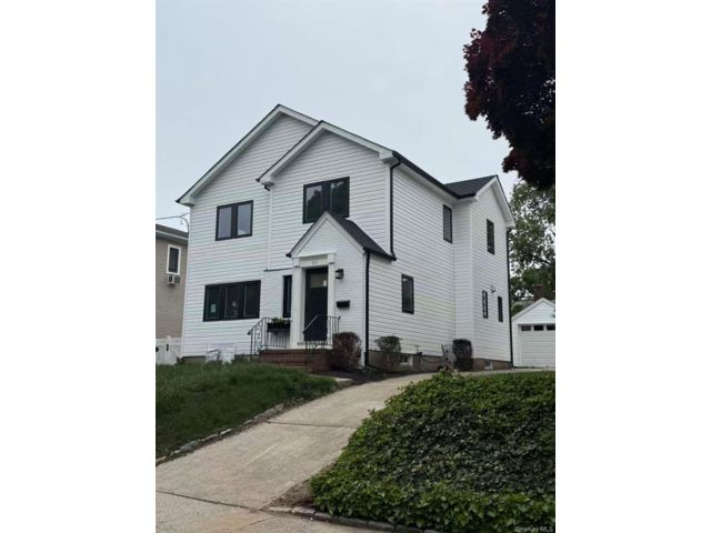  5 BR,  3.00 BTH &nbsp;Colonial style home in New Hyde Park