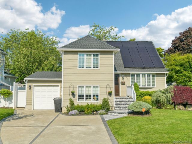  3 BR,  3.00 BTH &nbsp;Splanch style home in Merrick