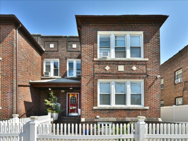  5 BR,  4.00 BTH &nbsp;House style home in Queens Village