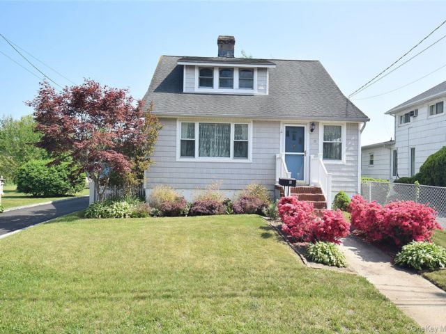  5 BR,  3.00 BTH &nbsp;Cottage style home in Lindenhurst