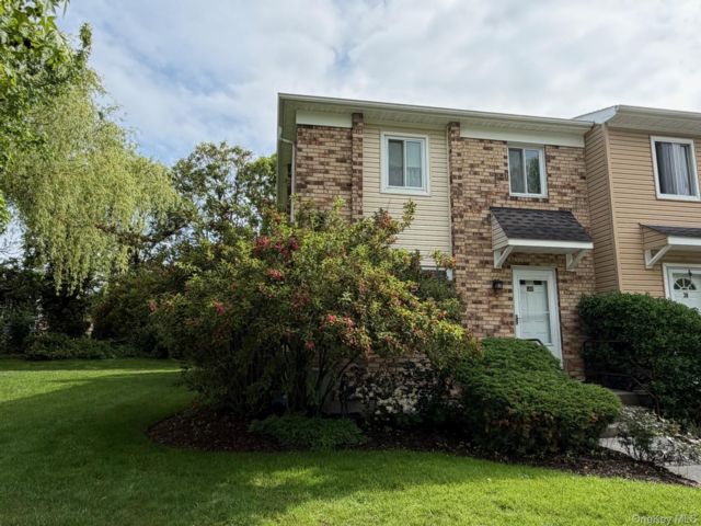  3 BR,  2.00 BTH &nbsp;Condo style home in Massapequa Park