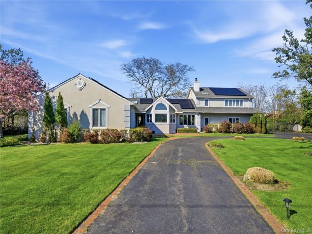  5 BR,  4.00 BTH &nbsp;Contemporary style home in East Islip