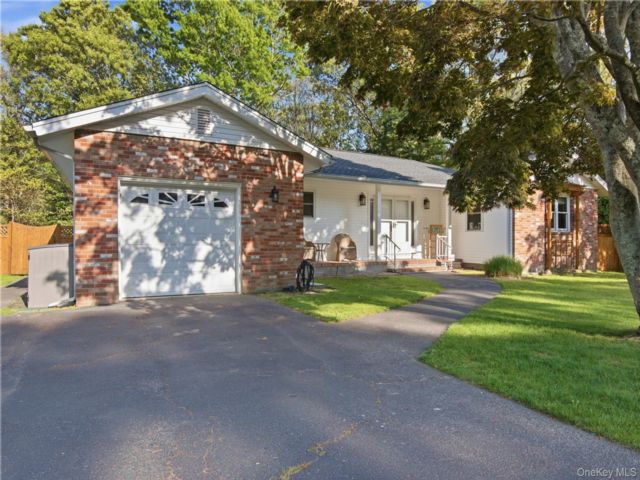  3 BR,  3.00 BTH &nbsp;Ranch style home in Center Moriches