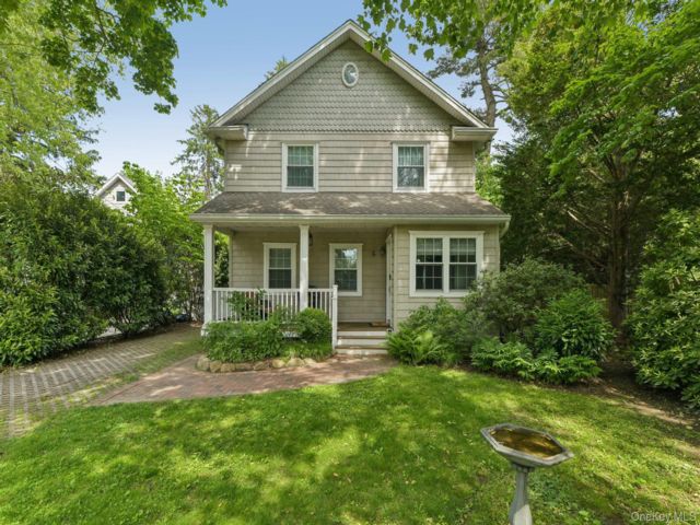  4 BR,  3.00 BTH &nbsp;Colonial style home in Greenlawn