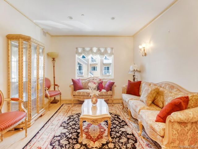  3 BR,  2.00 BTH &nbsp;Condo style home in Mill Basin