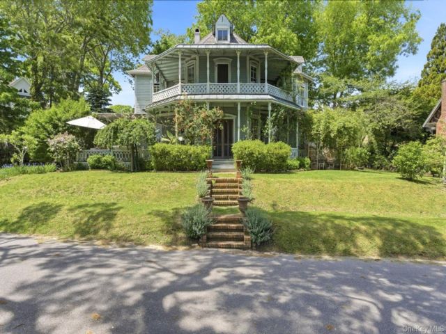  5 BR,  3.00 BTH &nbsp;Victorian style home in Shelter Island Heights
