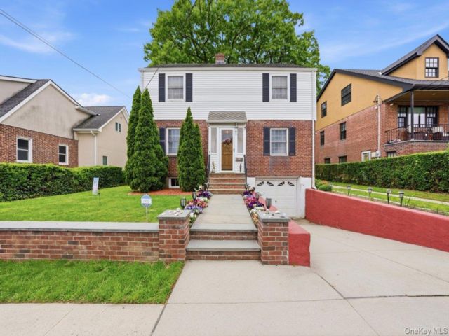  4 BR,  2.00 BTH &nbsp;Colonial style home in Yonkers